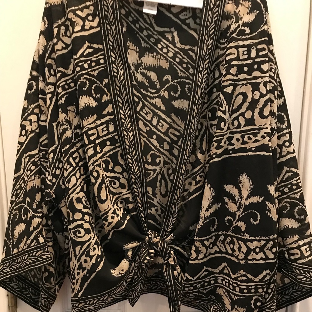 Cold Water  Creek cream and black lightweight top